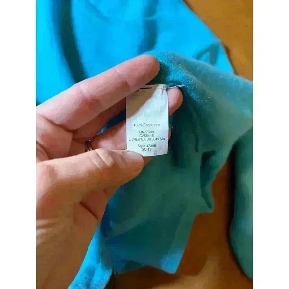 J Crew Italian cashmere sweater size XS flaws shown in pictures has a few hole - Picture 2 of 10